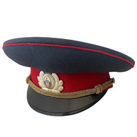 Sowjetischer Polizeioffizier mit Schirmmütze, gemeinsame Militsiya-Uniform, Schirmmütze, UdSSR-Abzeichen