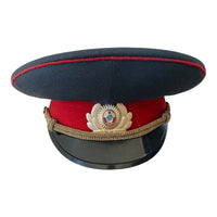 Sowjetischer Polizeioffizier mit Schirmmütze, gemeinsame Militsiya-Uniform, Schirmmütze, UdSSR-Abzeichen
