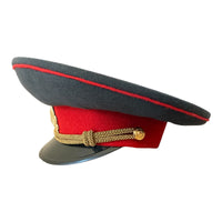 Sowjetischer Polizeioffizier mit Schirmmütze, gemeinsame Militsiya-Uniform, Schirmmütze, UdSSR-Abzeichen