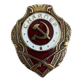 Sowjetisches Abzeichen „Ausgezeichneter Scharfschütze“, russische Militärauszeichnung „Hammer und Sichel“.