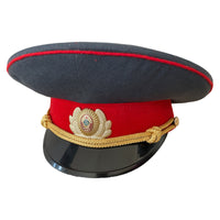 Sowjetischer Polizeioffizier mit Schirmmütze, gemeinsame Militsiya-Uniform, Schirmmütze, UdSSR-Abzeichen