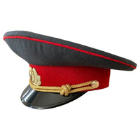 Sowjetischer Polizeioffizier mit Schirmmütze, gemeinsame Militsiya-Uniform, Schirmmütze, UdSSR-Abzeichen