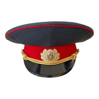 Sowjetischer Polizeioffizier mit Schirmmütze, gemeinsame Militsiya-Uniform, Schirmmütze, UdSSR-Abzeichen