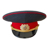 Sowjetischer Polizeioffizier mit Schirmmütze, gemeinsame Militsiya-Uniform, Schirmmütze, UdSSR-Abzeichen