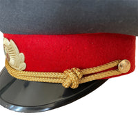Sowjetischer Polizeioffizier mit Schirmmütze, gemeinsame Militsiya-Uniform, Schirmmütze, UdSSR-Abzeichen